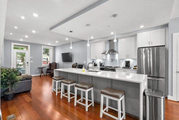 Kühlschrank, Mikrowelle, Ofen, Herdplatte