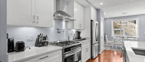 Køleskab, mikrobølgeovn, ovn, kogeplade