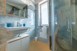 Een douche, een haardroger, handdoeken
