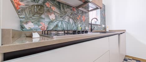 冷蔵庫、オーブン、コンロ、食器洗い機