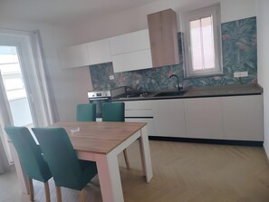 Fridge, oven, stovetop, dishwasher
