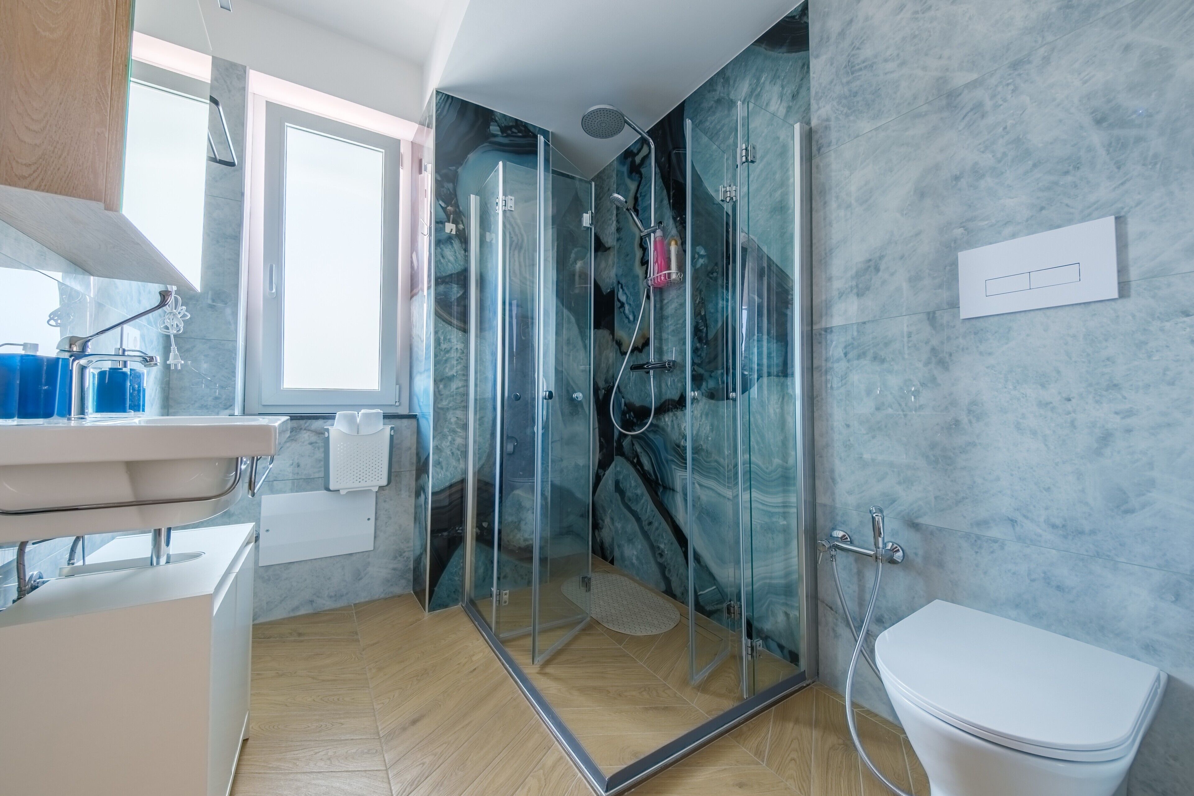 Een douche, een haardroger, handdoeken