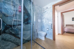 Douche, sèche-cheveux, serviettes fournies