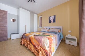 2 chambres, fer et planche à repasser, Wi-Fi, draps fournis