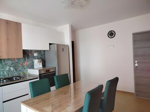 Fridge, oven, stovetop, dishwasher