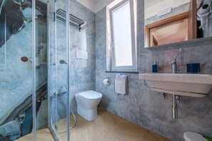 Shower, hair dryer, towels - Apartment 'Grace Home 2' with Sea View, Wi-Fi and Air Conditioning (Milazzo)