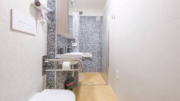 Een douche, een haardroger, handdoeken