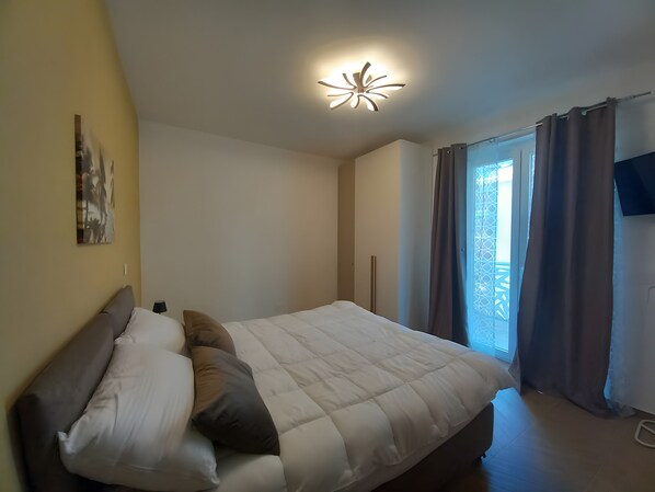 1 dormitorio, tabla de planchar con plancha, wifi y ropa de cama