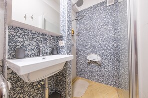 Ducha, secador de pelo, toallas