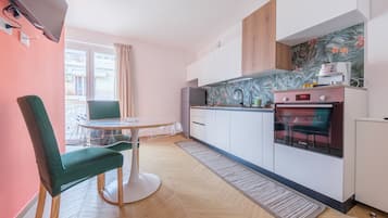 Fridge, oven, stovetop, dishwasher