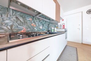 冷蔵庫、オーブン、コンロ、食器洗い機