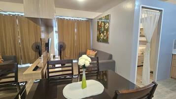 1 slaapkamer, een strijkplank/strijkijzer, wifi, beddengoed