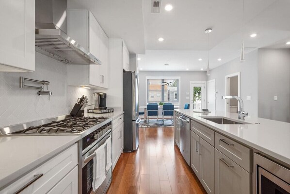 Fridge, microwave, oven, stovetop - Spacious DC home, H St. Corridor, Laundry, Garage (Washington)