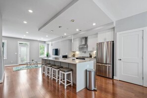 ثلاجة، ميكروويف، فرن، موقد طهي مسطح