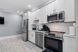 ثلاجة، ميكروويف، فرن، موقد طهي مسطح