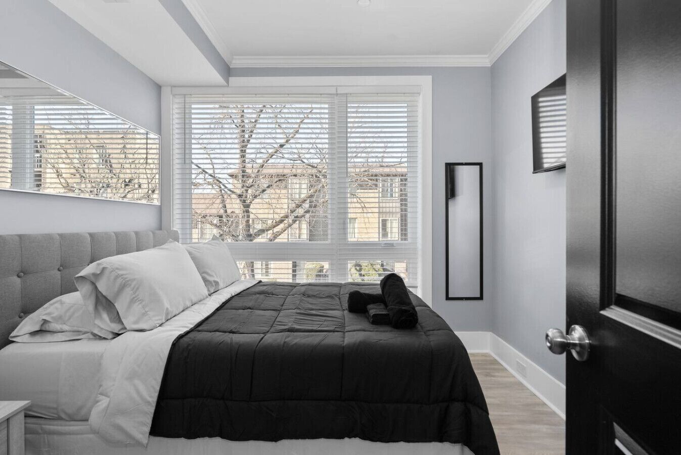 2 bedrooms, desk, iron/ironing board, WiFi