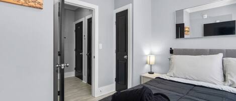 2 bedrooms, desk, iron/ironing board, WiFi