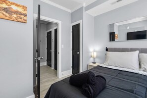 2 slaapkamers, een bureau, een strijkplank/strijkijzer, gratis wifi