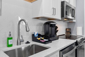 Fridge, microwave, oven, stovetop - New Luxury Unit 2 bed+ Laundry+ Parking (Washington)