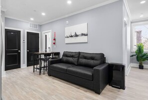 TV - New Luxury Unit 2 bed+ Laundry+ Parking (Washington)