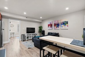 TV - Chic Condo +Heart Of DC+Steps From Attractions (Washington)