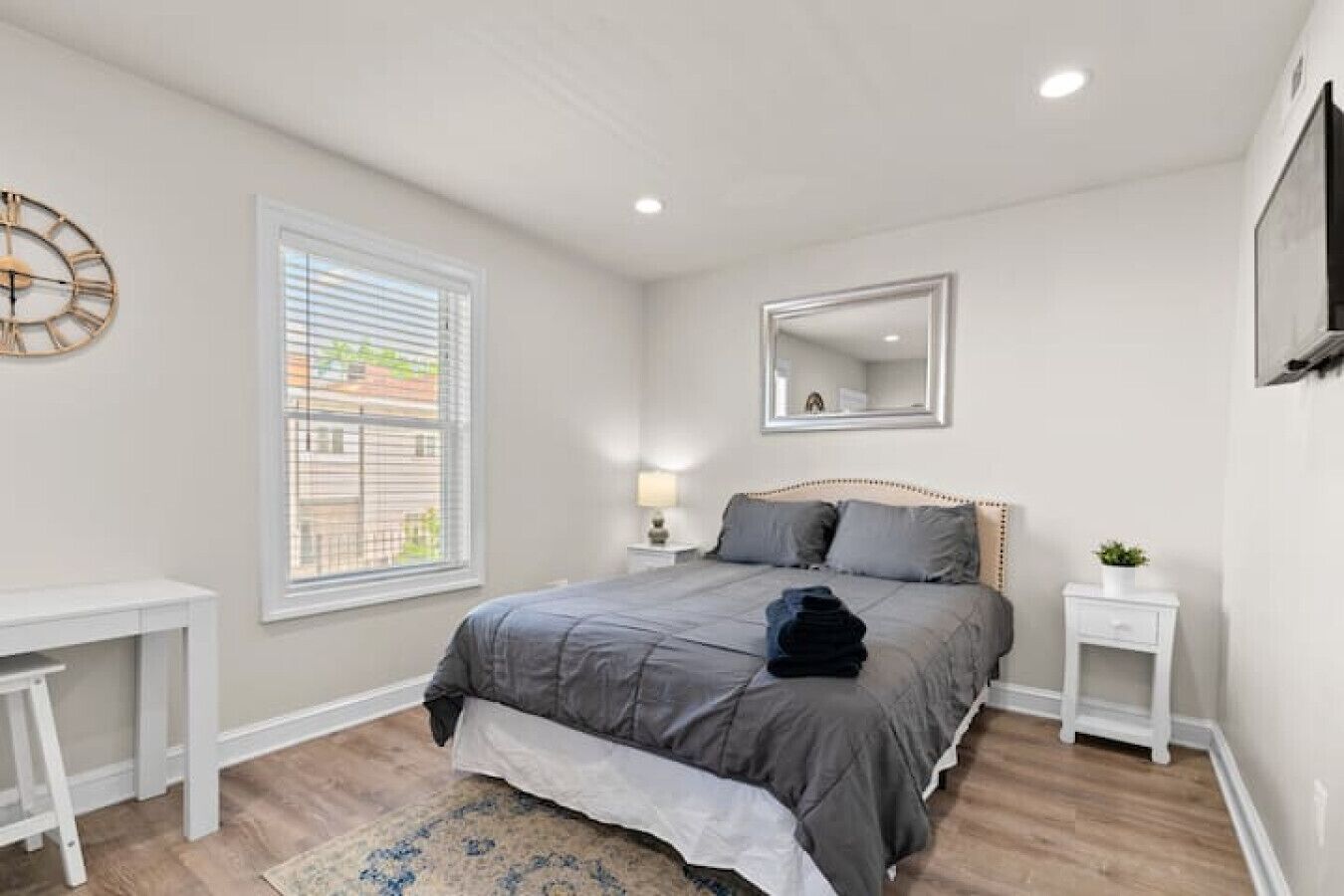 2 soverom, skrivebord, strykejern/-brett og wi-fi