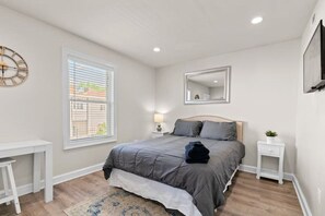 Desk, iron/ironing board, WiFi, bed sheets