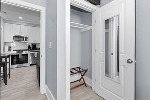 Interior - The Capitol Suite + 2 Bed Unit +Private Parking (Washington)