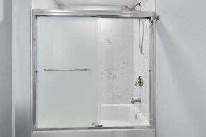 Hair dryer, towels, shampoo - The Capitol Suite + 2 Bed Unit +Private Parking (Washington)