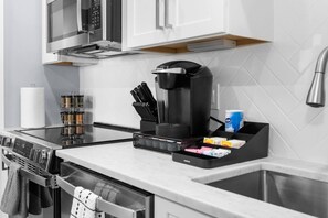 Fridge, microwave, oven, stovetop - The Capitol Suite + 2 Bed Unit +Private Parking (Washington)