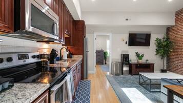 Køleskab, mikrobølgeovn, ovn, kogeplade