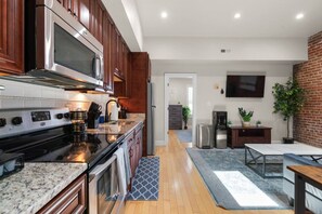 Køleskab, mikrobølgeovn, ovn, kogeplade