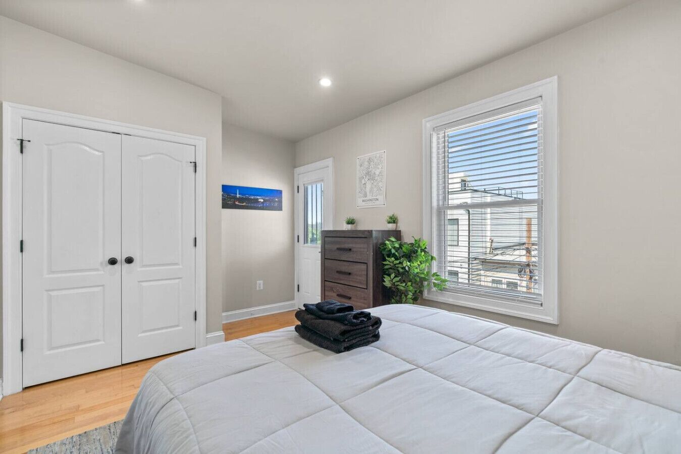 2 bedrooms, desk, iron/ironing board, WiFi