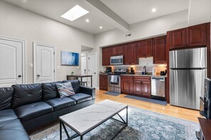 TV - Charming Renovated Condo+Full Home+Street Parking (Washington)