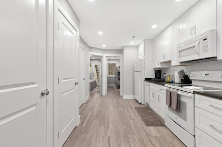 Fridge, microwave, oven, stovetop. Quaint City flat+Urban Oasis+NearCapitol Hill+PRKG