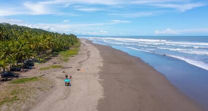 Casa Brisa y Mar - Poolside Bliss, Walk to Beach