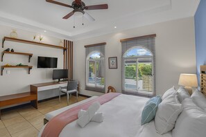 3 bedrooms, internet - Brisa y Mar | Tropical Villa with Private Pool in Playa Bejuco – 3BR, Walk to Beach (Playa Bejuco)