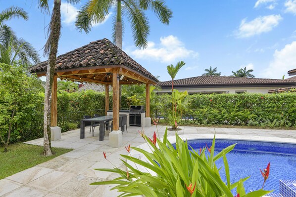 Outdoor dining - Casa Brisa y Mar - Poolside Bliss, Walk to Beach (Playa Bejuco)