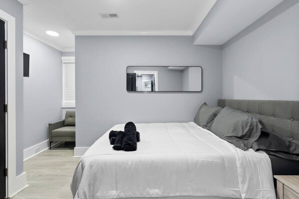 2 bedrooms, desk, iron/ironing board, WiFi