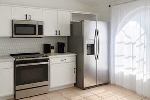 Four à micro-ondes, un four, surface de cuisson, lave-vaisselle