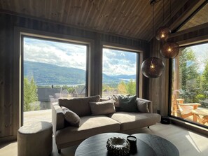 Loft, 5 Bedrooms, Terrace, Lake View | Living area