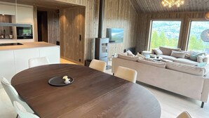 Loft, 5 slaapkamers, terras, uitzicht op meer | Dineerruimte