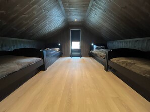 Trailer, 5 quartos, terraço, vista para o lago | 5 quartos