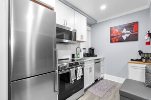 ثلاجة، ميكروويف، فرن، موقد طهي مسطح