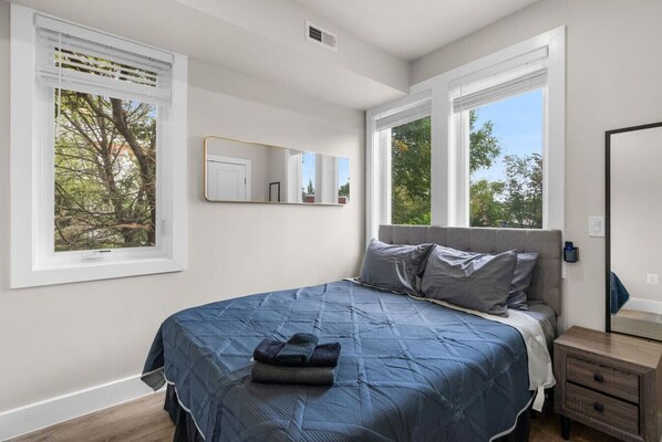 6 bedrooms, desk, iron/ironing board, WiFi