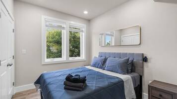 6 bedrooms, desk, iron/ironing board, WiFi