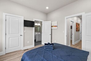 6 bedrooms, desk, iron/ironing board, WiFi - Spacious District Dwelling+6Bed+4Bath+Well Located (Washington)