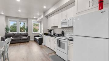 Fridge, oven, stovetop, dishwasher