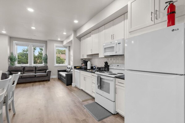 Fridge, oven, stovetop, dishwasher - Spacious District Dwelling+6Bed+4Bath+Well Located (Washington)