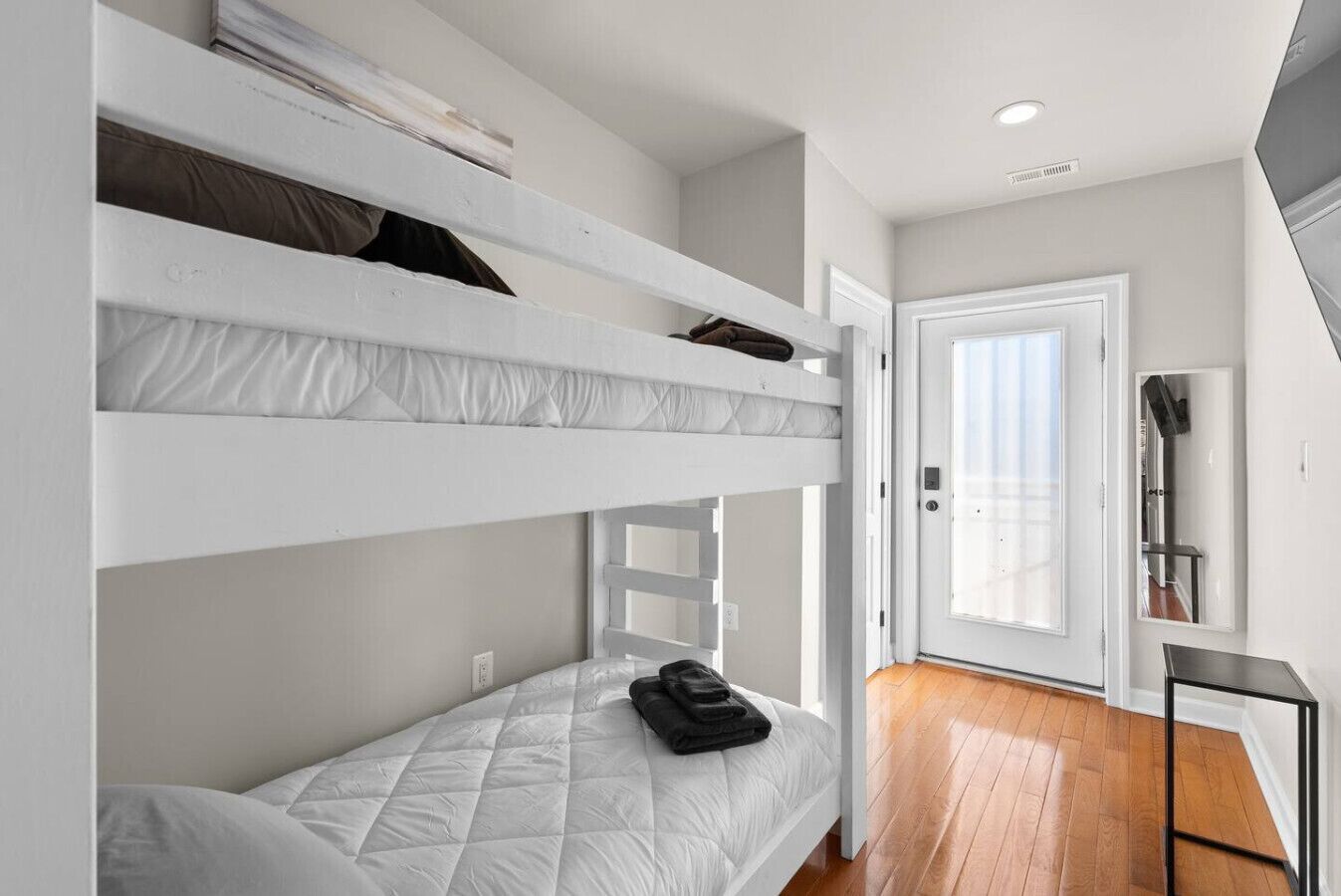 2 bedrooms, desk, iron/ironing board, WiFi